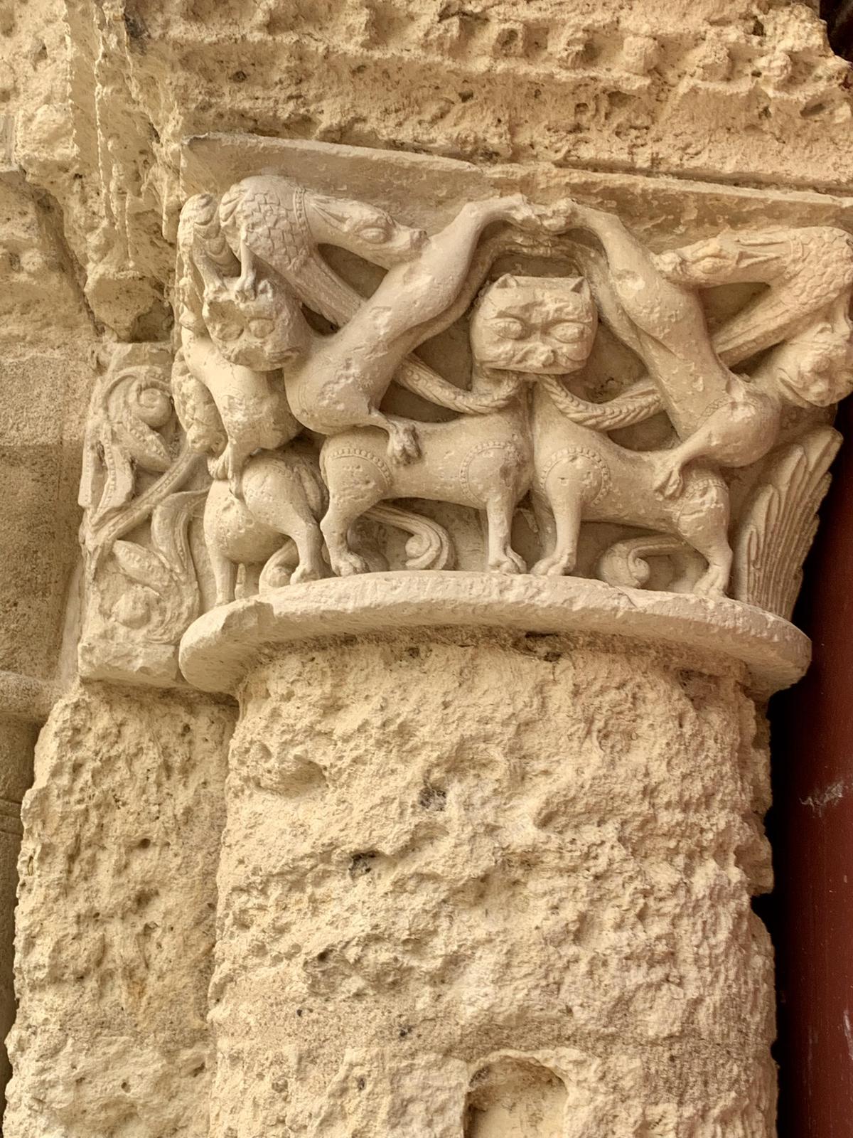 Détail d'un chapiteau de l'église Saint-Jacques, orné de monstres mythologiques du bestiaire médiéval.